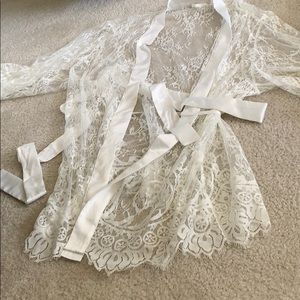 Lingerie never worn-lace robe with belt